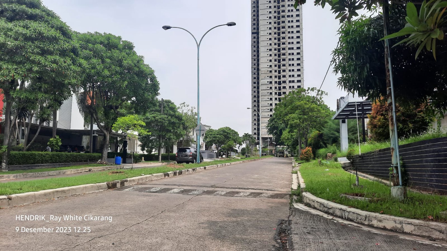 RUMAH DI LOKASI STRATEGIS DI TENGAH KOTA LIPPO CIKARANG CLUSTER TAMAN BEVERLY