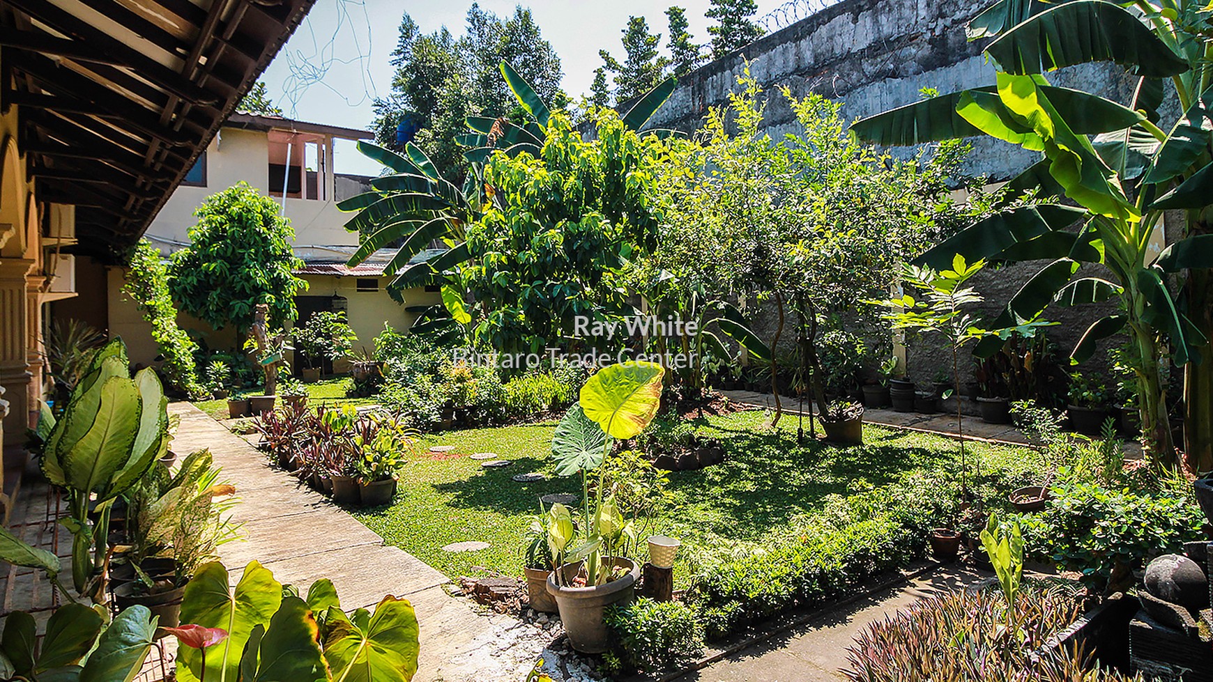 Rumah Lama dengan Bangunan Kokoh & Halaman Luas @Jl Kesehatan, Bintaro