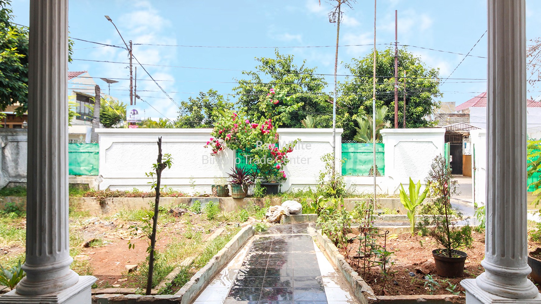 Rumah Hook dengan Halaman Luas dan Lokasi Strategis @Ciputat Timur