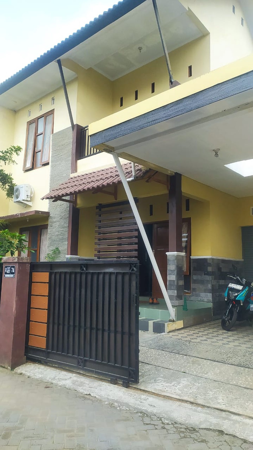 Rumah Tinggal  Semi Furnish 2 Lantai Lokasi Sariharjo Ngaglik Sleman 