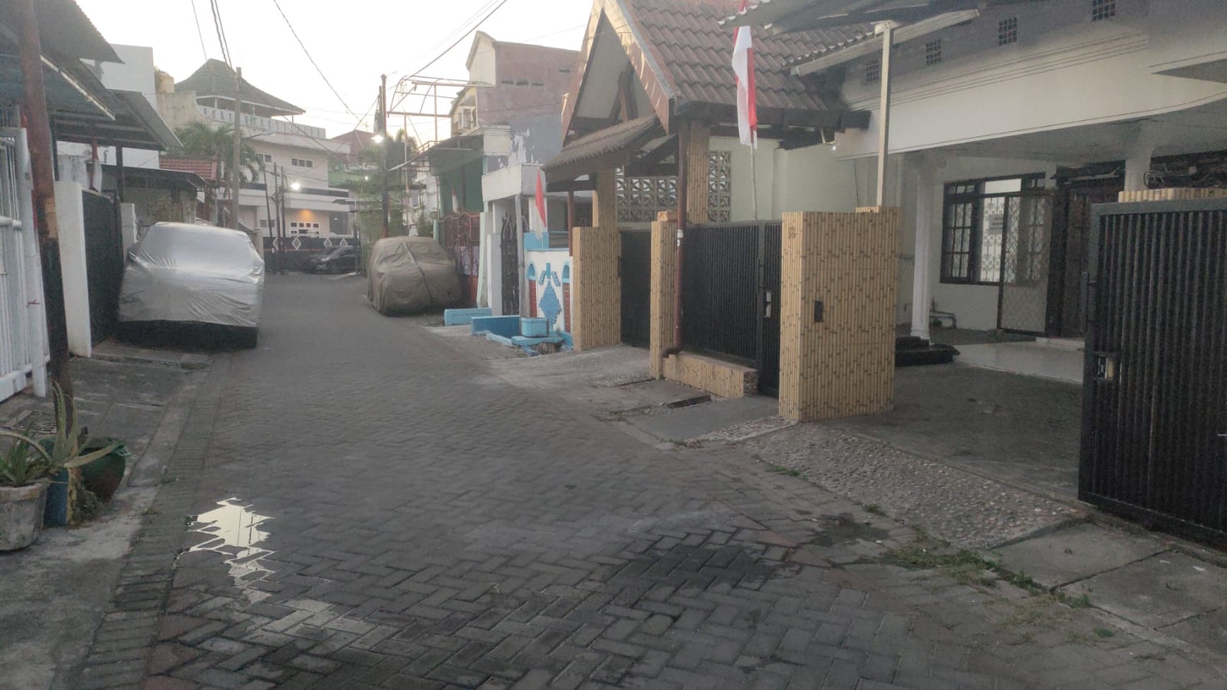 Rumah Jalan Darmo Permai Utara Surabaya 1,5 Lantai