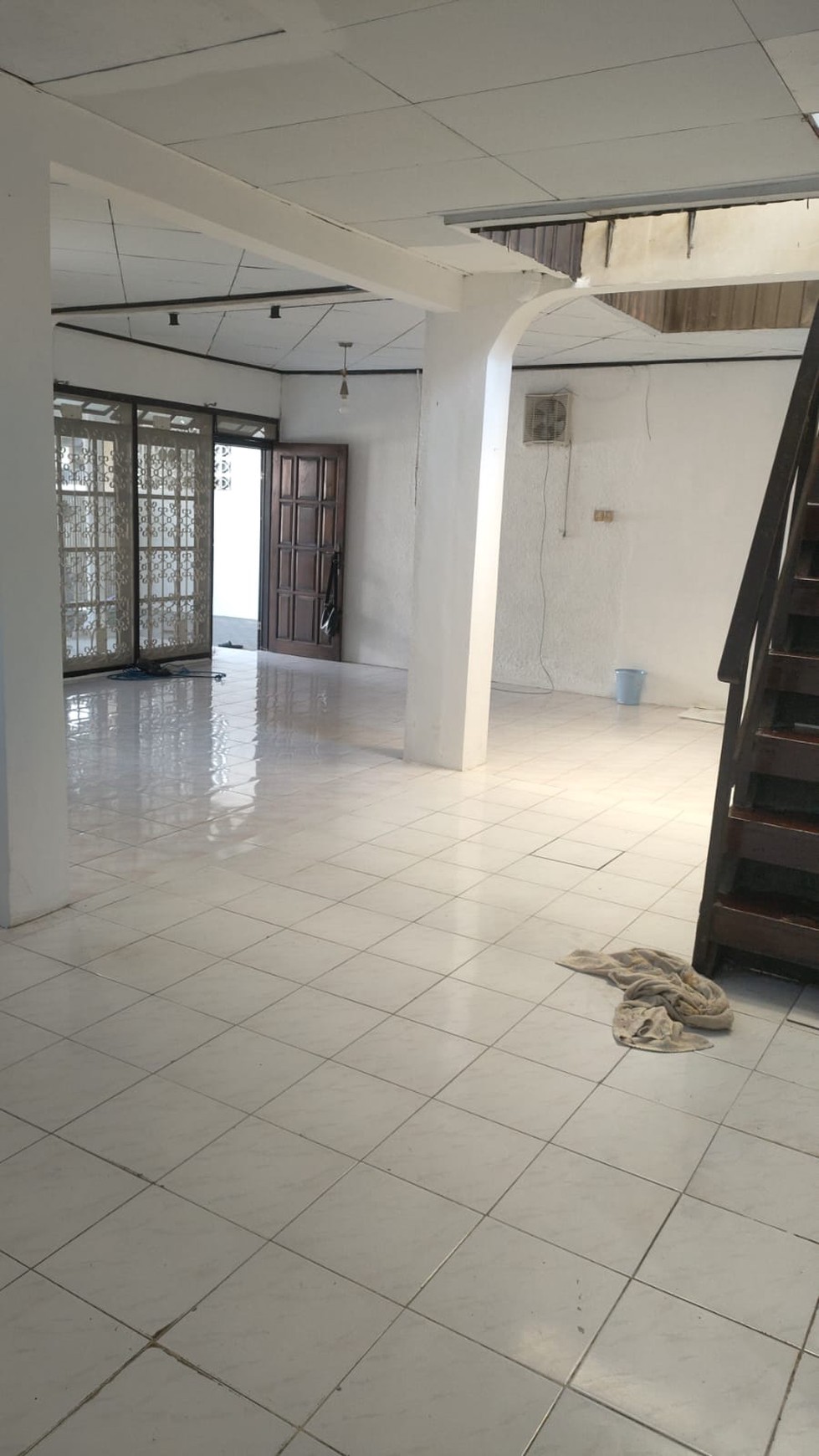 Rumah Jalan Darmo Permai Utara Surabaya 1,5 Lantai