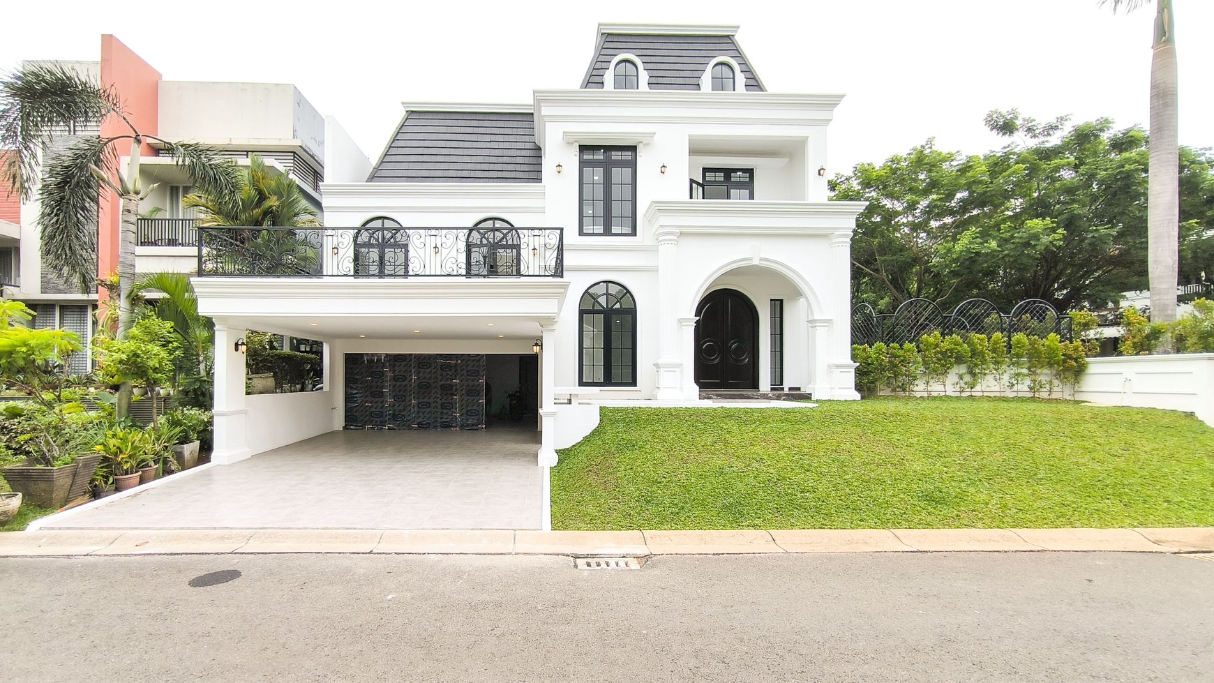 Rumah dengan Kolam Renang, Hoek di Kebayoran Residence Bintaro Jaya