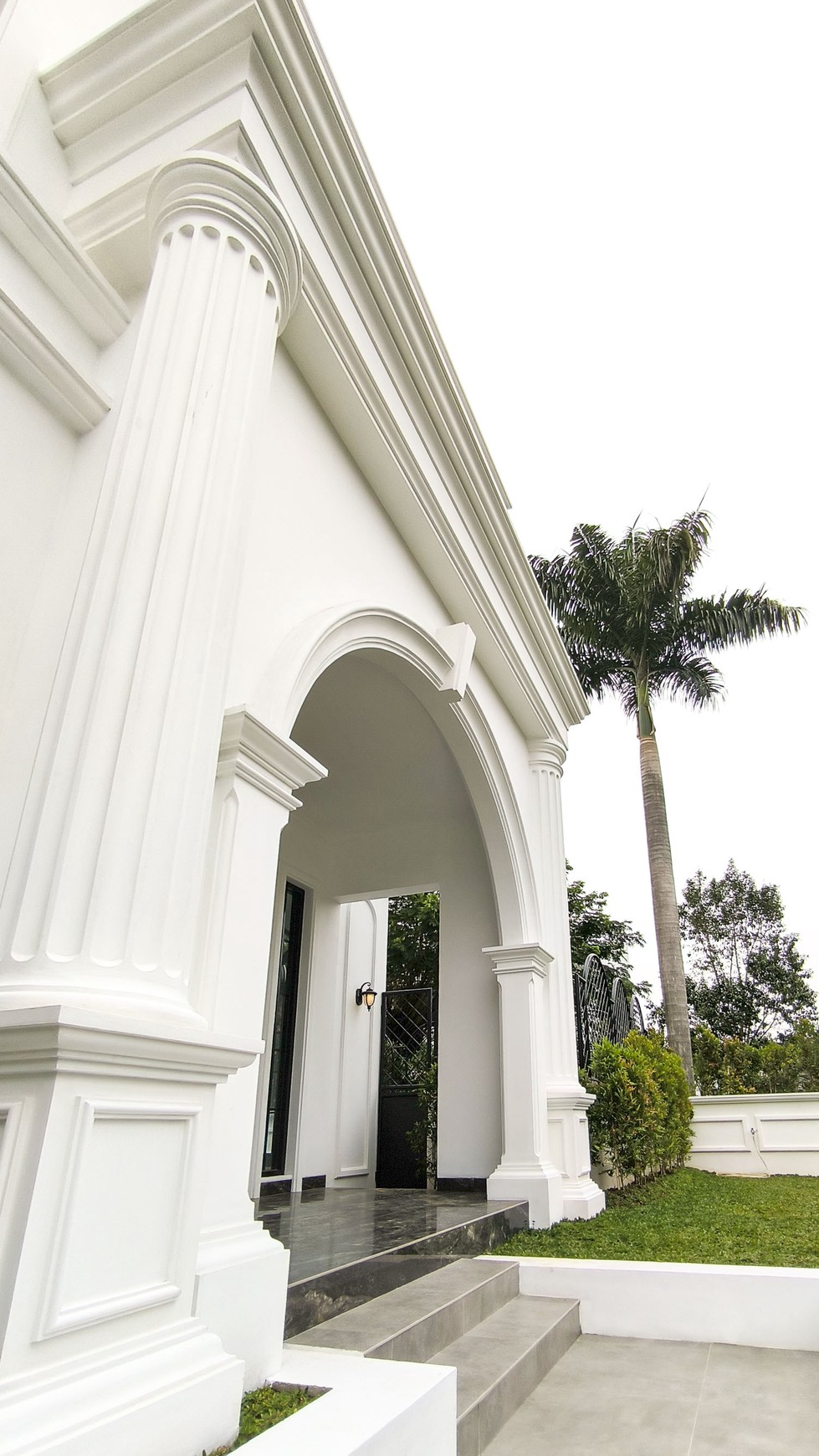 Rumah dengan Kolam Renang, Hoek di Kebayoran Residence Bintaro Jaya