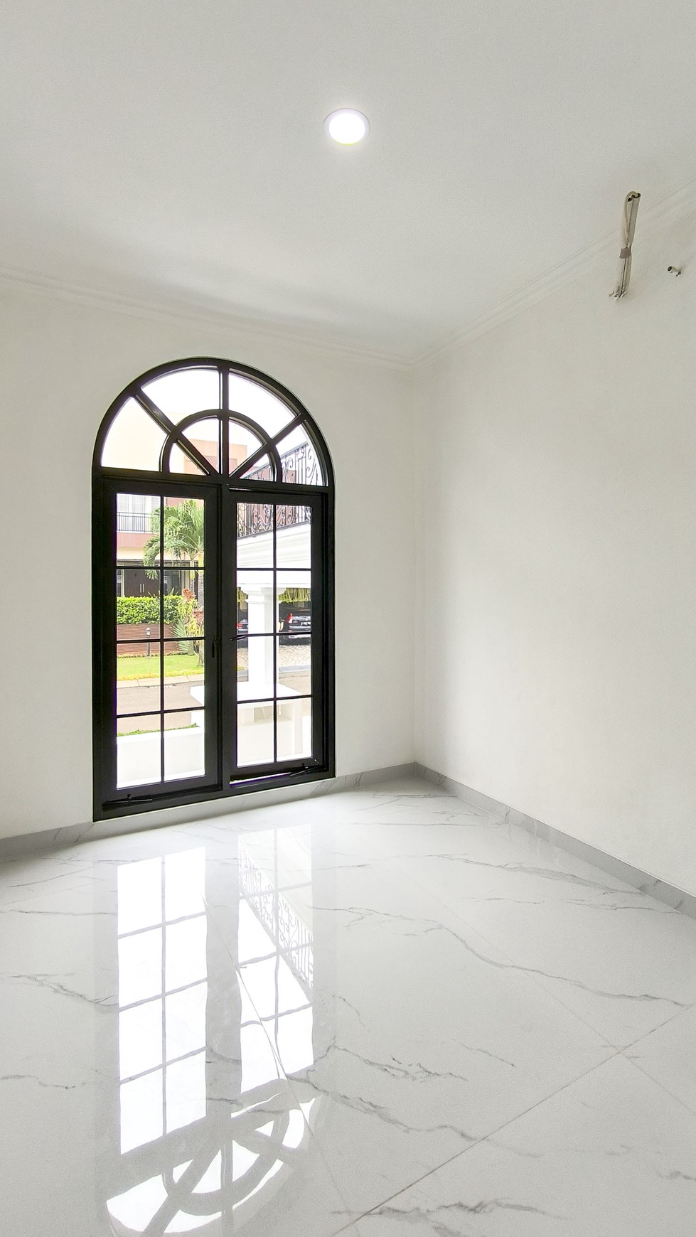 Rumah dengan Kolam Renang, Hoek di Kebayoran Residence Bintaro Jaya