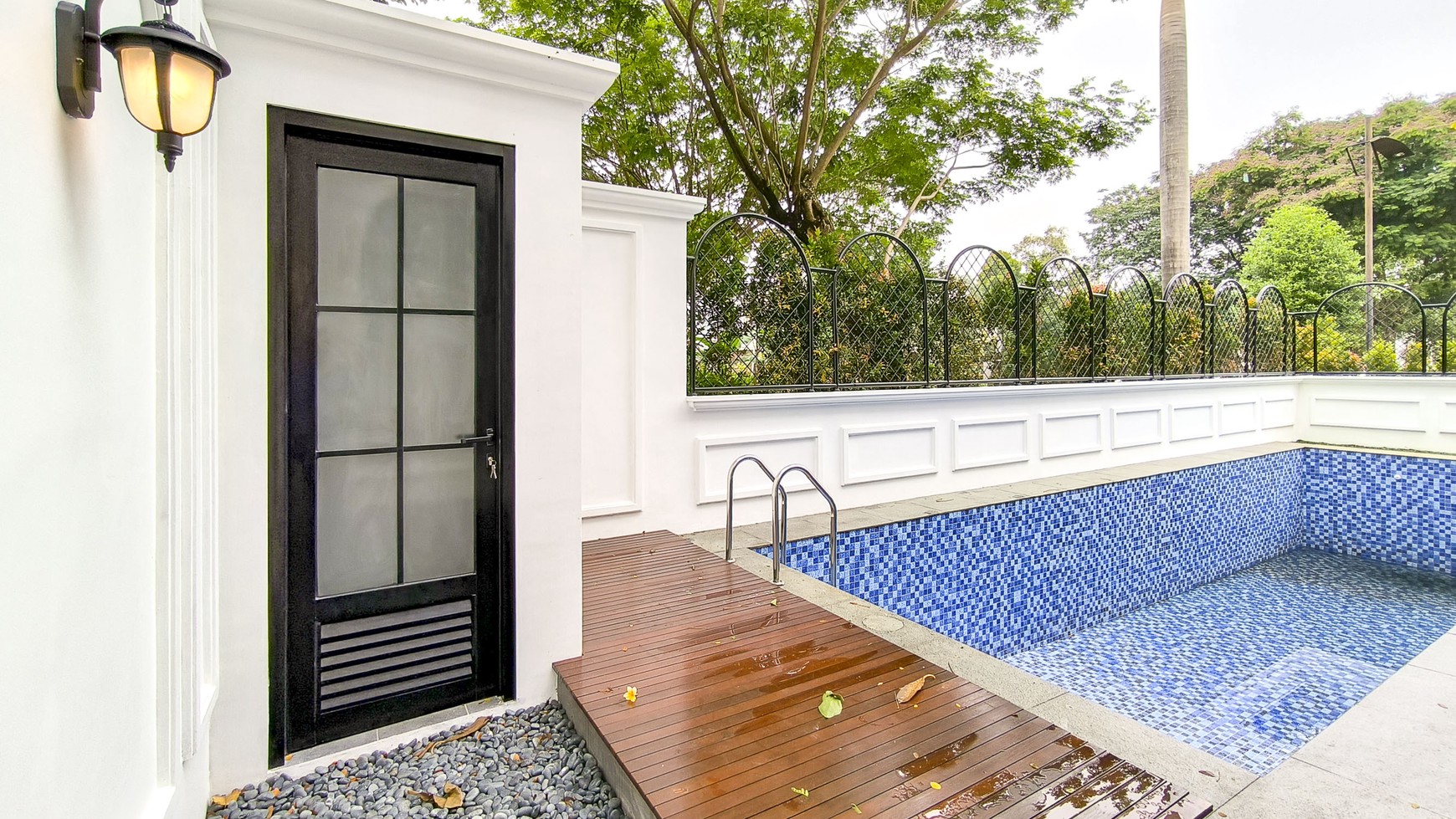 Rumah dengan Kolam Renang, Hoek di Kebayoran Residence Bintaro Jaya