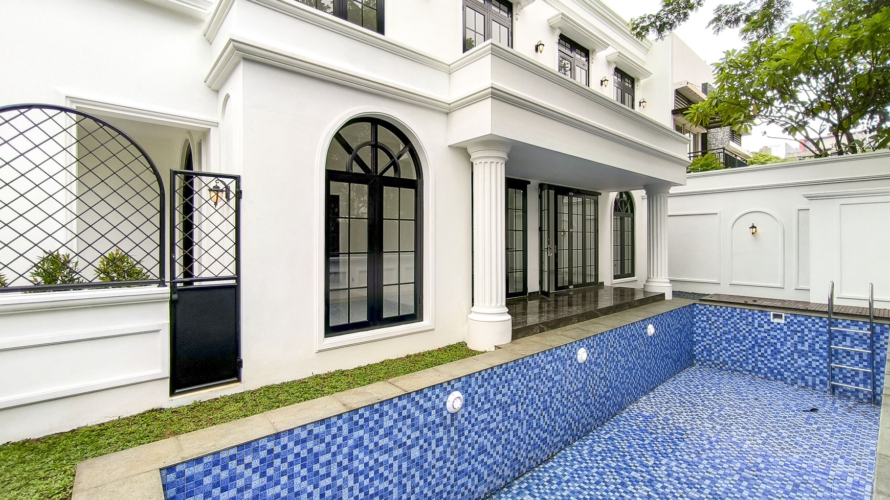 Rumah dengan Kolam Renang, Hoek di Kebayoran Residence Bintaro Jaya