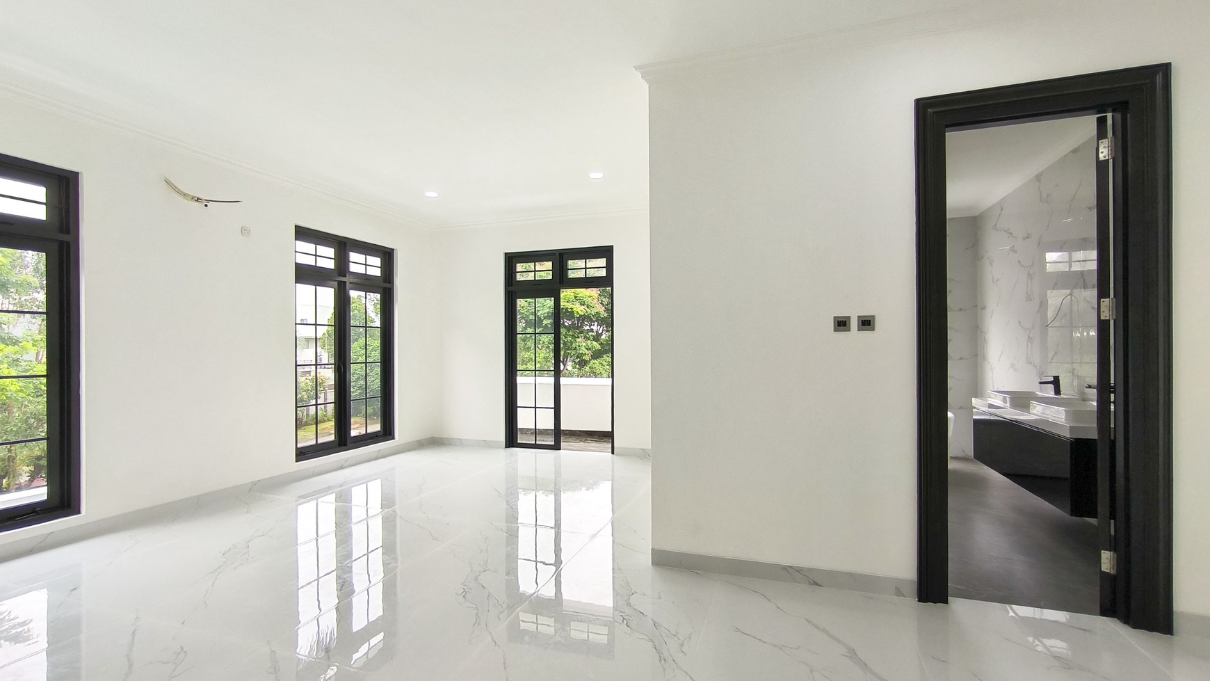 Rumah dengan Kolam Renang, Hoek di Kebayoran Residence Bintaro Jaya