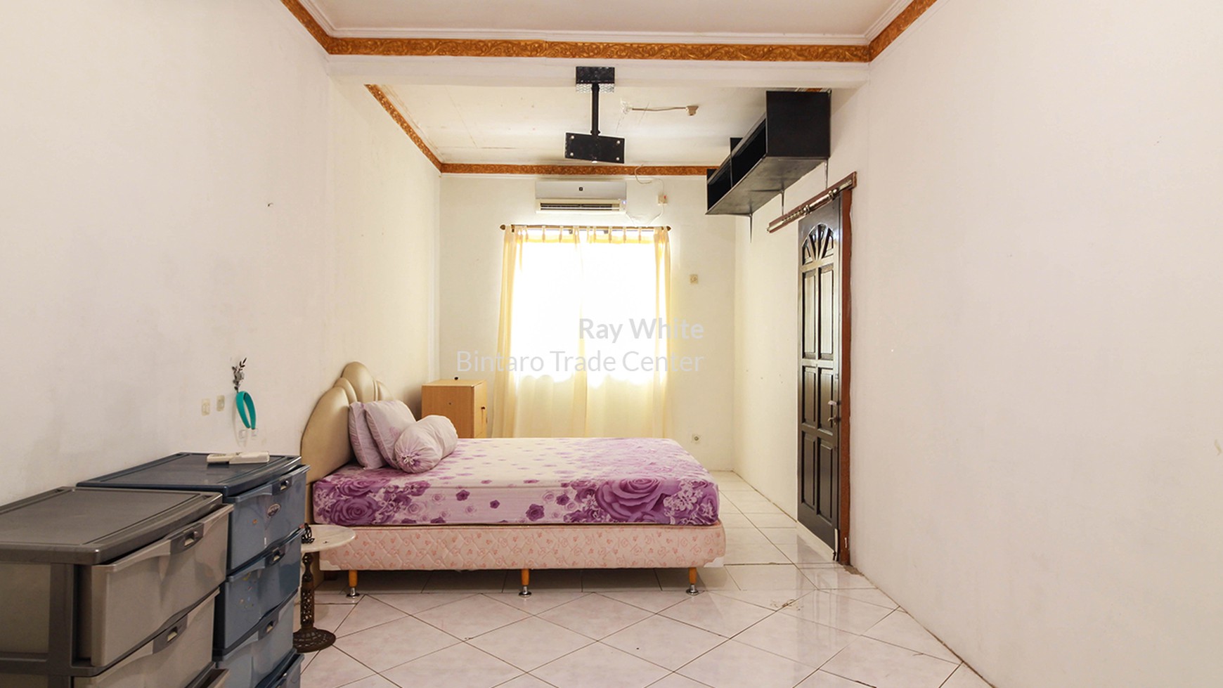 Rumah Siap Huni, Ceiling Atap Tinggi dan Strategis @Jl Merak, Bintaro