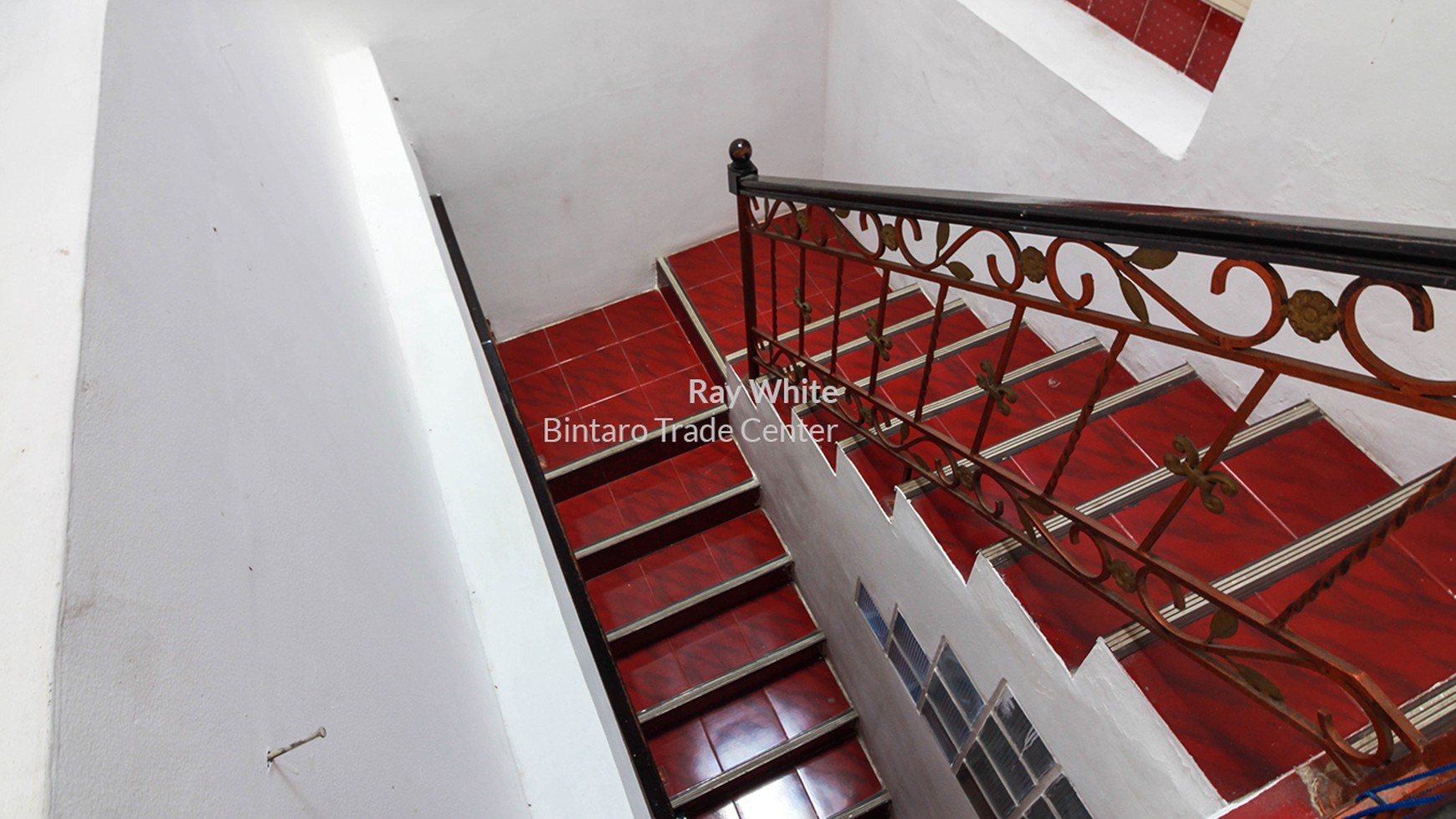 Rumah Siap Huni, Ceiling Atap Tinggi dan Strategis @Jl Merak, Bintaro