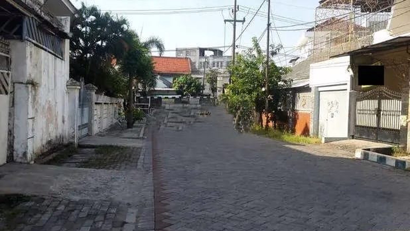 Rumah siap huni dekat perkantoran dan kampus Dukuh Kupang Surabaya