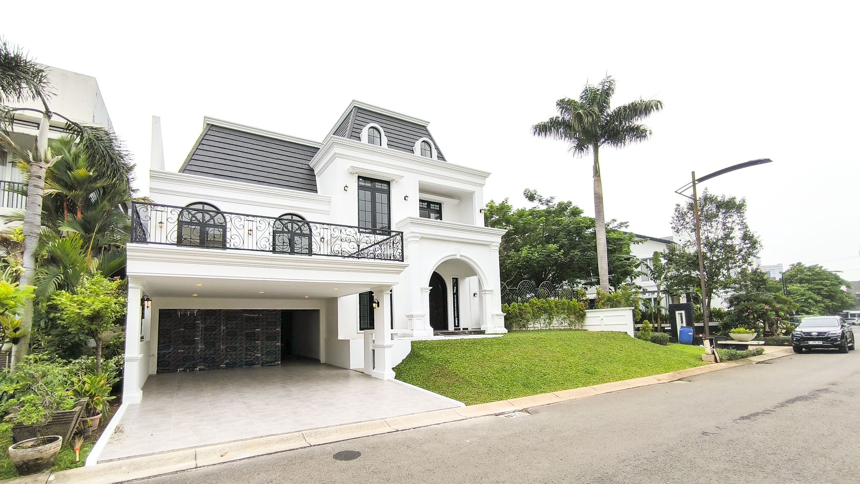 Rumah dengan Kolam Renang, Hoek di Kebayoran Residence Bintaro Jaya