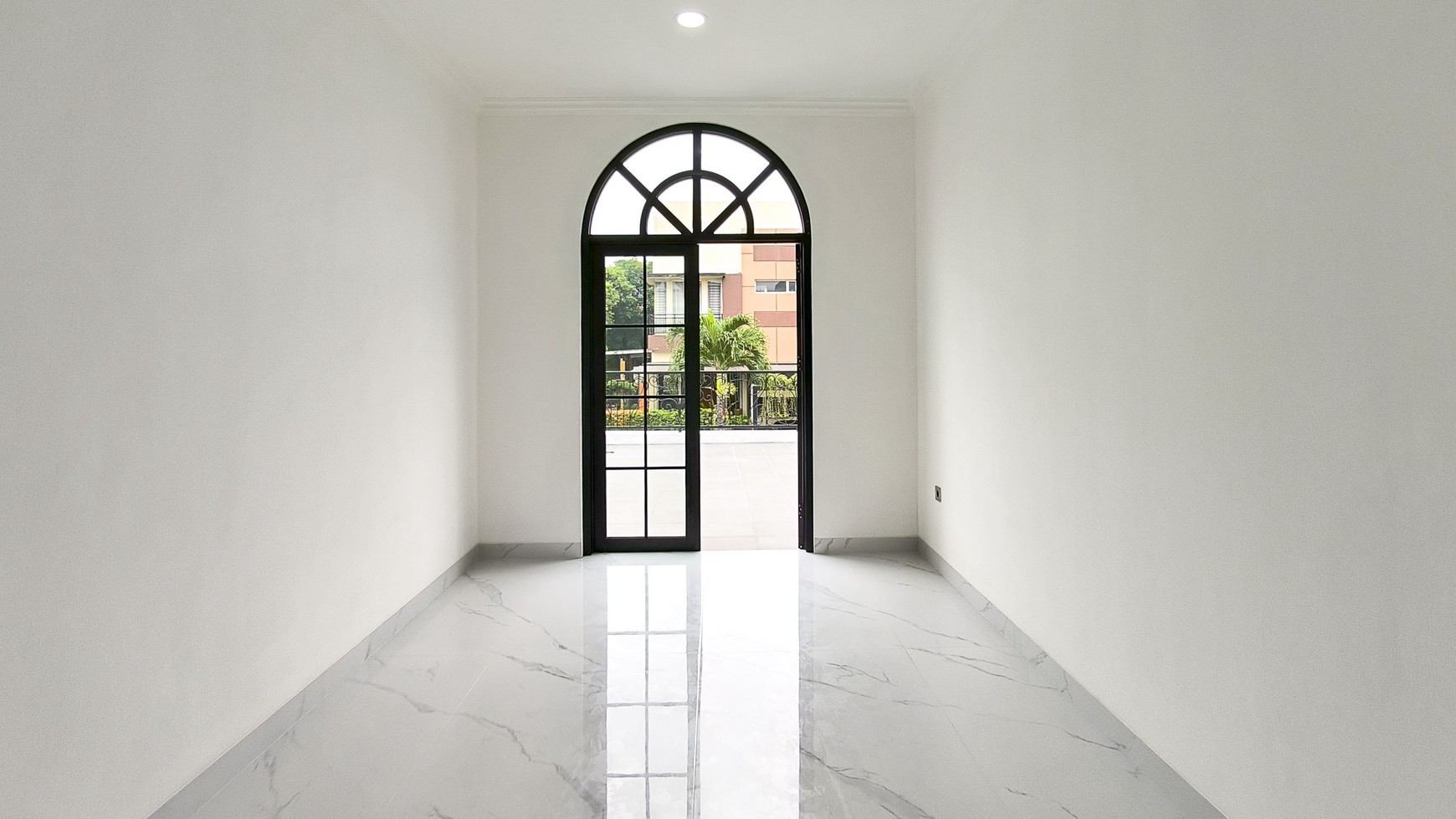 Rumah dengan Kolam Renang, Hoek di Kebayoran Residence Bintaro Jaya