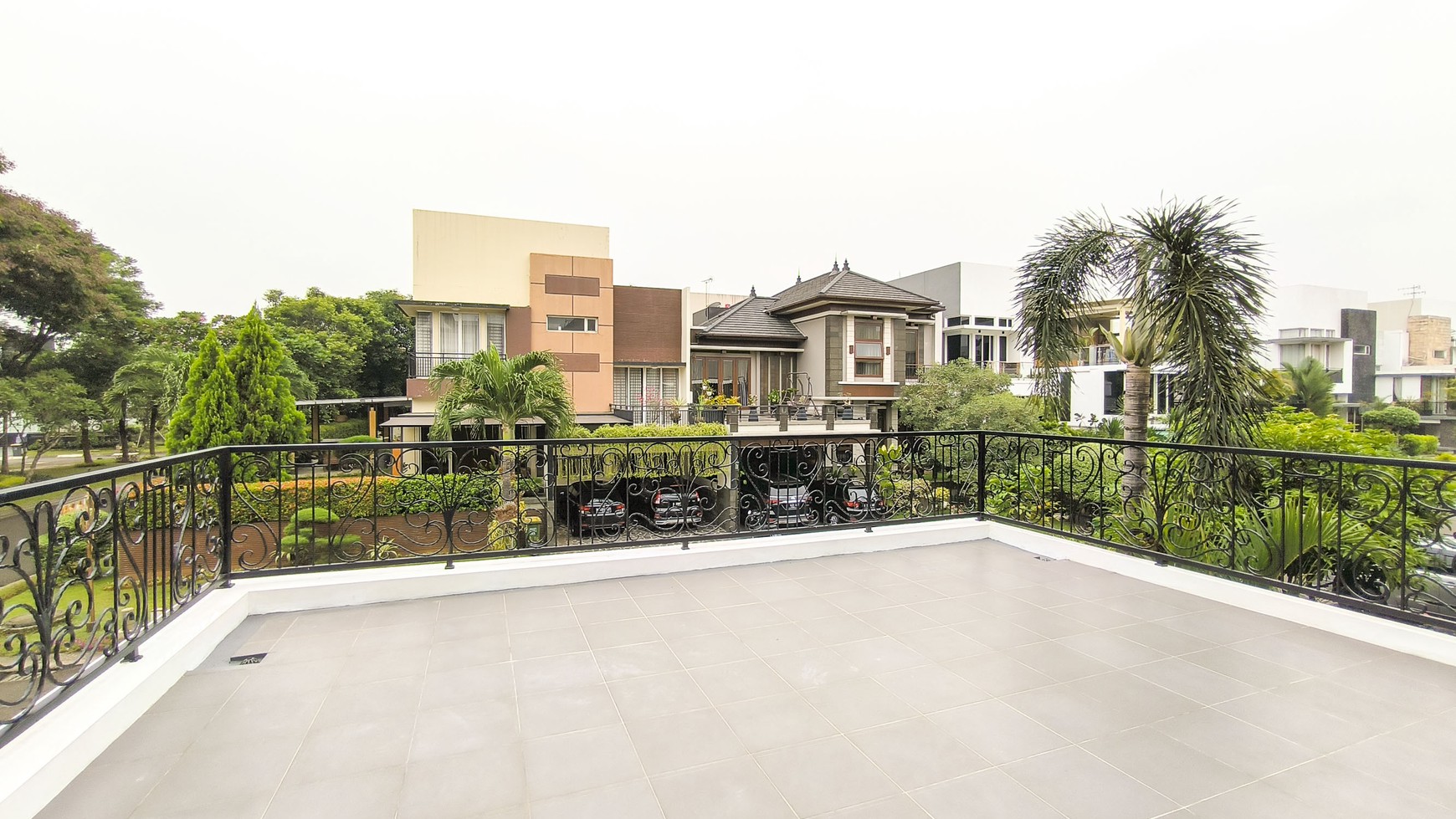 Rumah dengan Kolam Renang, Hoek di Kebayoran Residence Bintaro Jaya