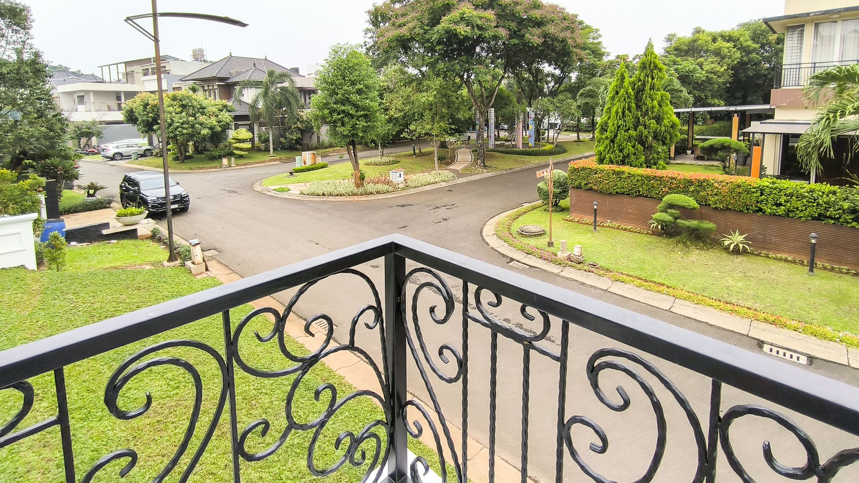 Rumah dengan Kolam Renang, Hoek di Kebayoran Residence Bintaro Jaya