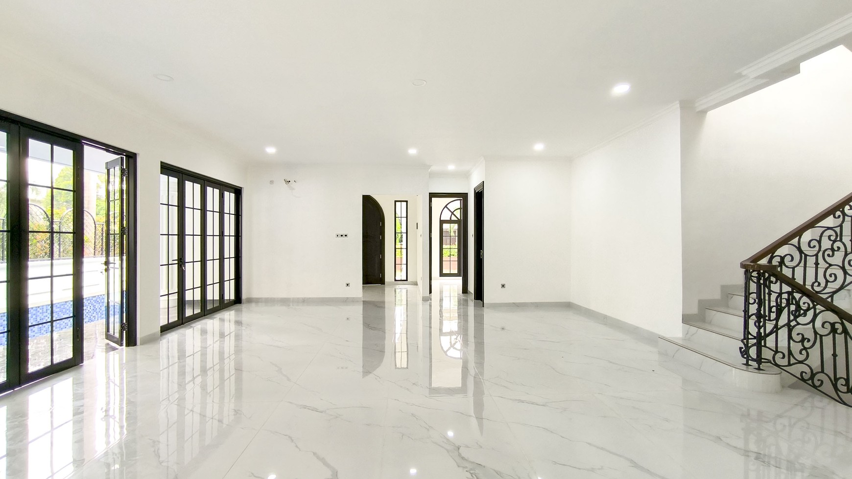 Rumah dengan Kolam Renang, Hoek di Kebayoran Residence Bintaro Jaya