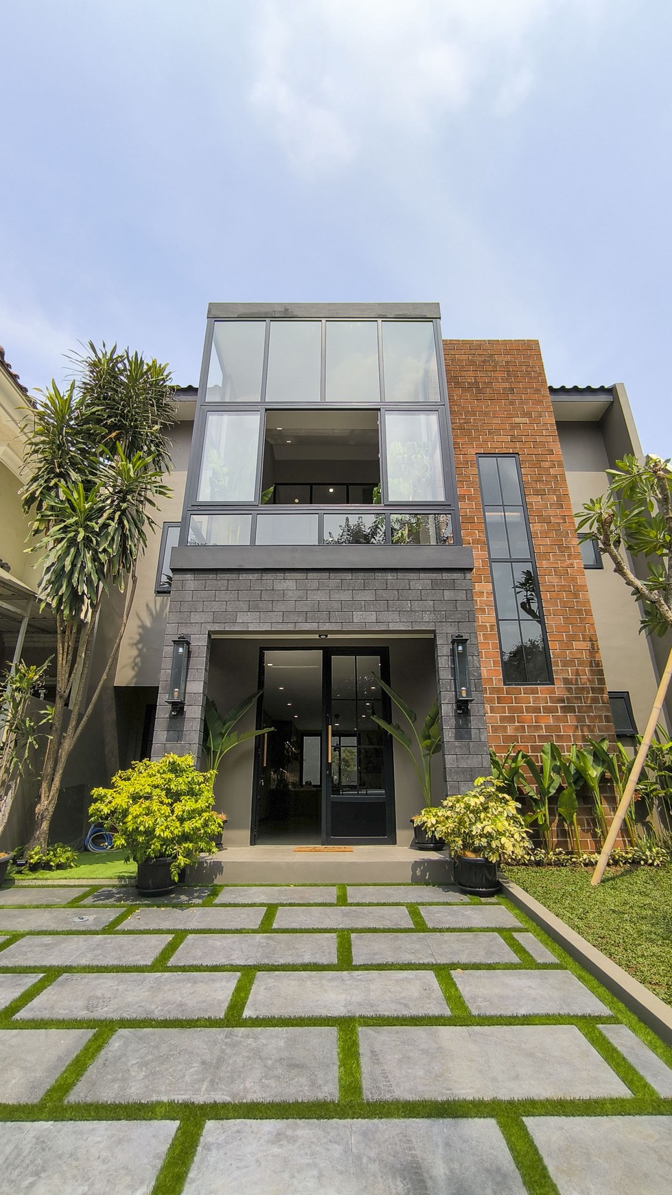 Rumah Dengan Design Modern Di Cluster Versailles BSD Tangerang Selatan