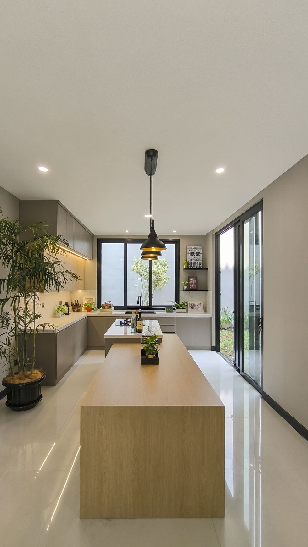 Rumah Dengan Design Modern Di Cluster Versailles BSD Tangerang Selatan