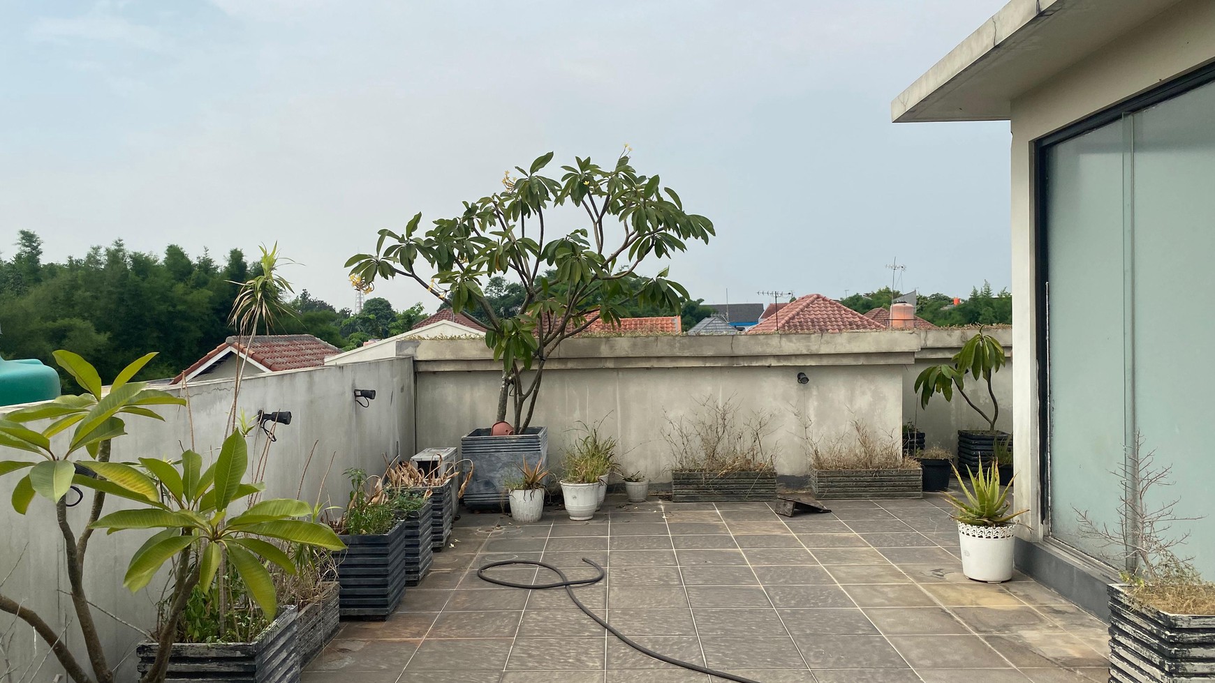 RUMAH NYAMAN SIAP HUNI ADA ROOFTOP DI LEGENDA WISATA CIBUBUR