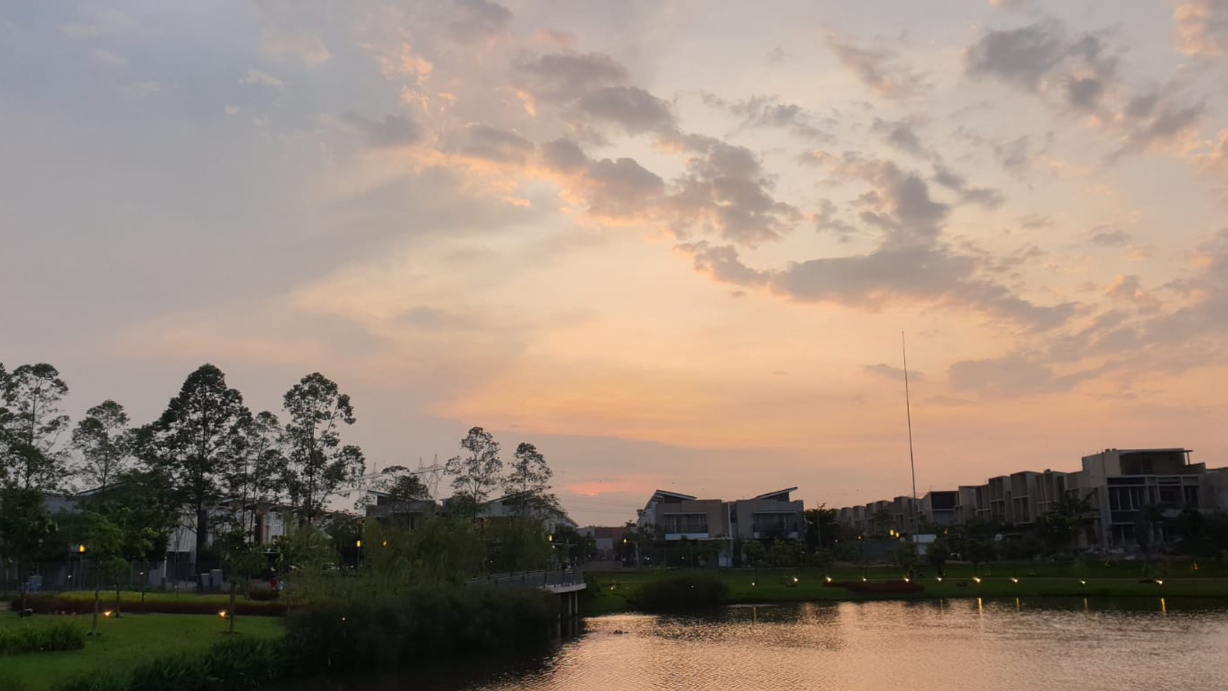 Rumah Rapi, Full Furnish, aman, tenang di Cluster Rossini Tangerang Banten