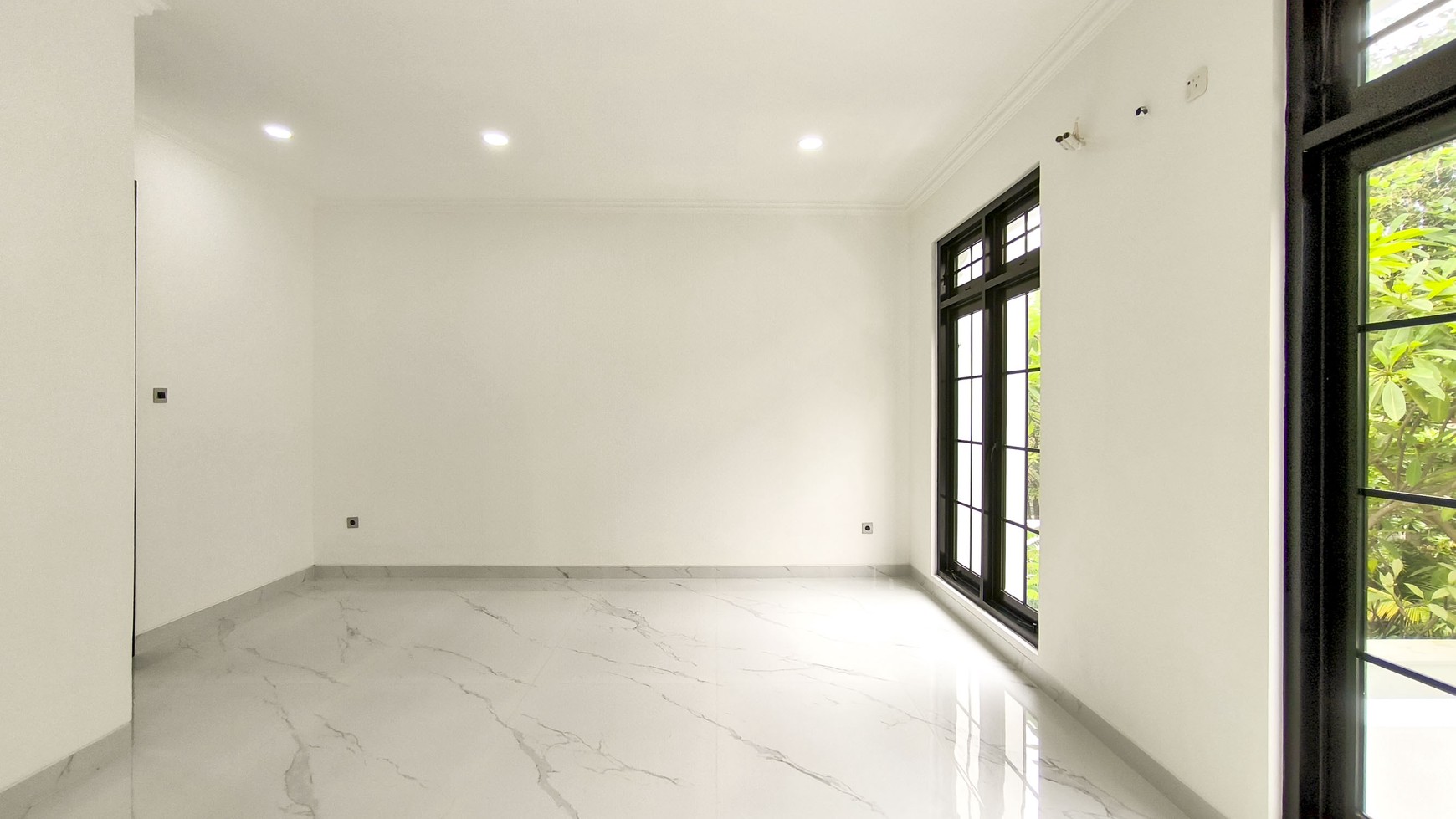 Rumah Bagus Siap Huni dengan Kolam Renang di Kebayoran Residence Bintaro Jaya Sektor 7