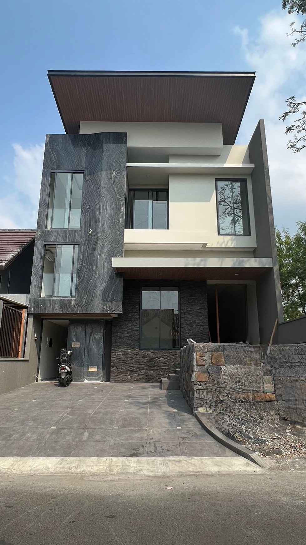 Rumah Raya Eastwood Regency Citraland Surabaya  - New Split level Modern Mewah Facade MARMER Italy - Garasi Carport 3 Mobil SPESIAL main Road Raya Luar Cluster  + ROOFTOP BBQ area