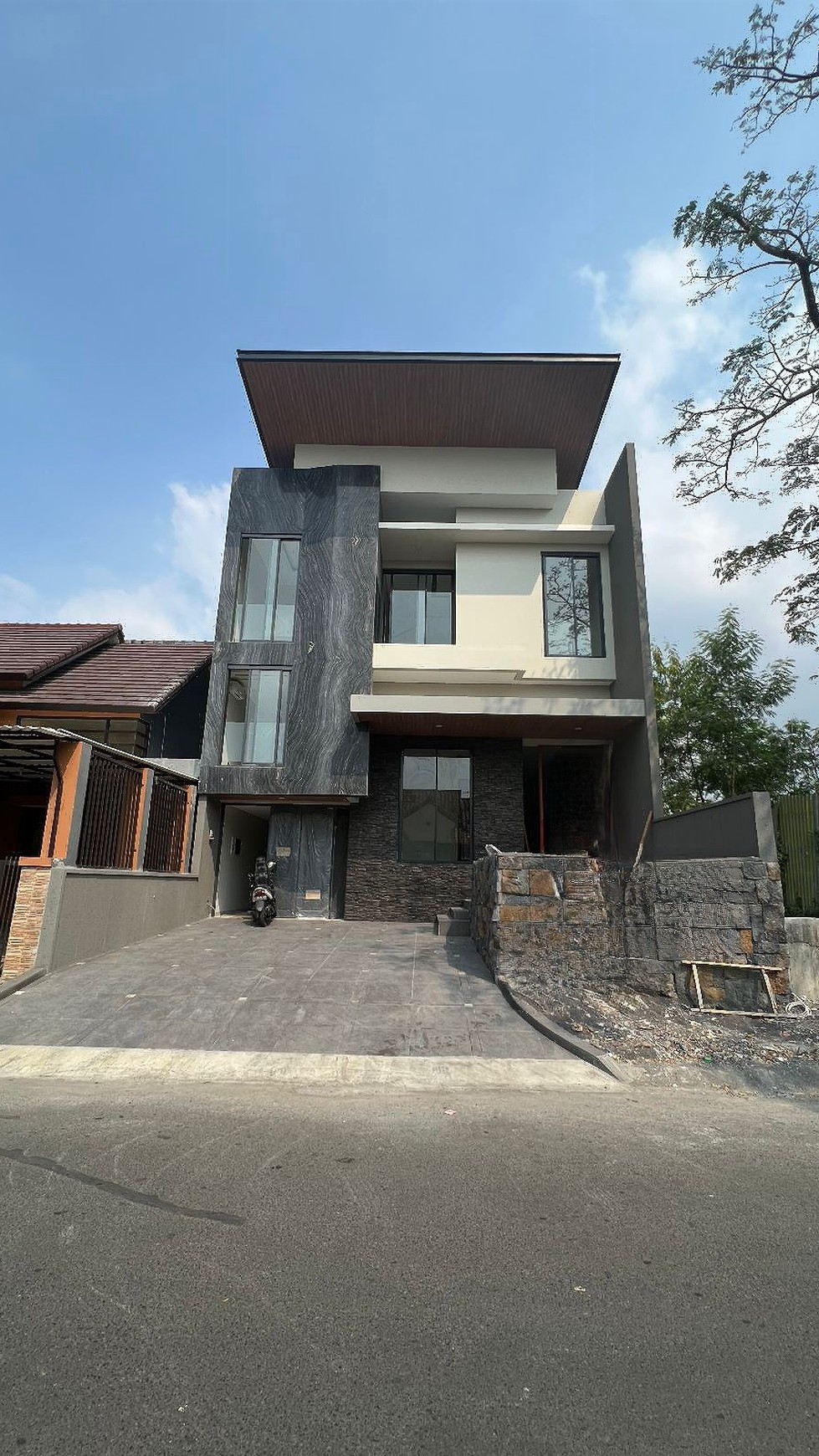 Rumah Raya Eastwood Regency Citraland Surabaya  - New Split level Modern Mewah Facade MARMER Italy - Garasi Carport 3 Mobil SPESIAL main Road Raya Luar Cluster  + ROOFTOP BBQ area