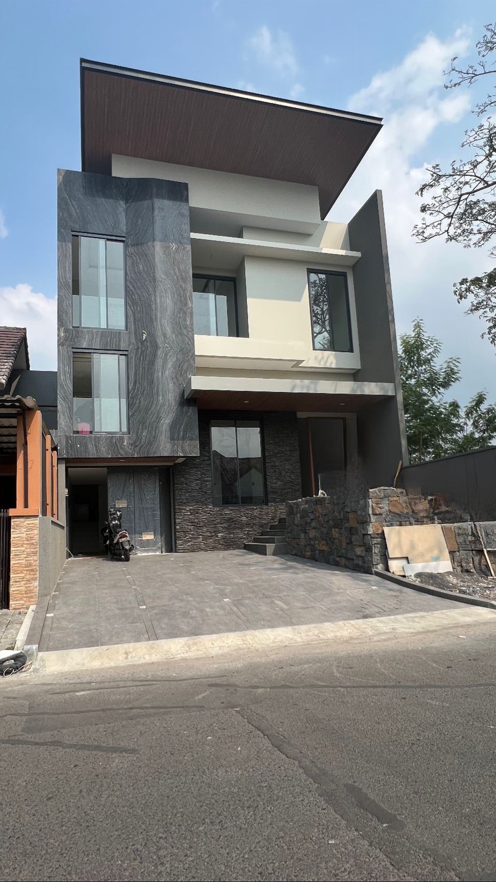 Rumah Raya Eastwood Regency Citraland Surabaya  - New Split level Modern Mewah Facade MARMER Italy - Garasi Carport 3 Mobil SPESIAL main Road Raya Luar Cluster  + ROOFTOP BBQ area