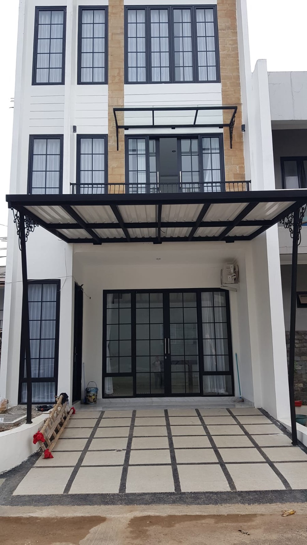 Dijual Rumah Baru  Konsep Office SOHO 3 LT di Pinggir Jalan Raya Cinere