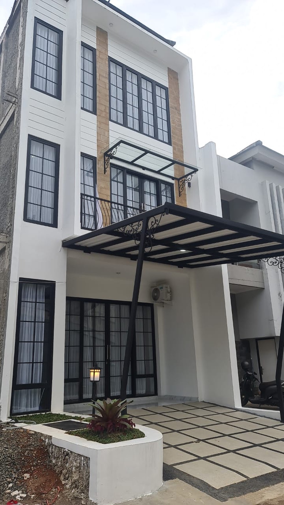 Dijual Rumah Baru  Konsep Office SOHO 3 LT di Pinggir Jalan Raya Cinere