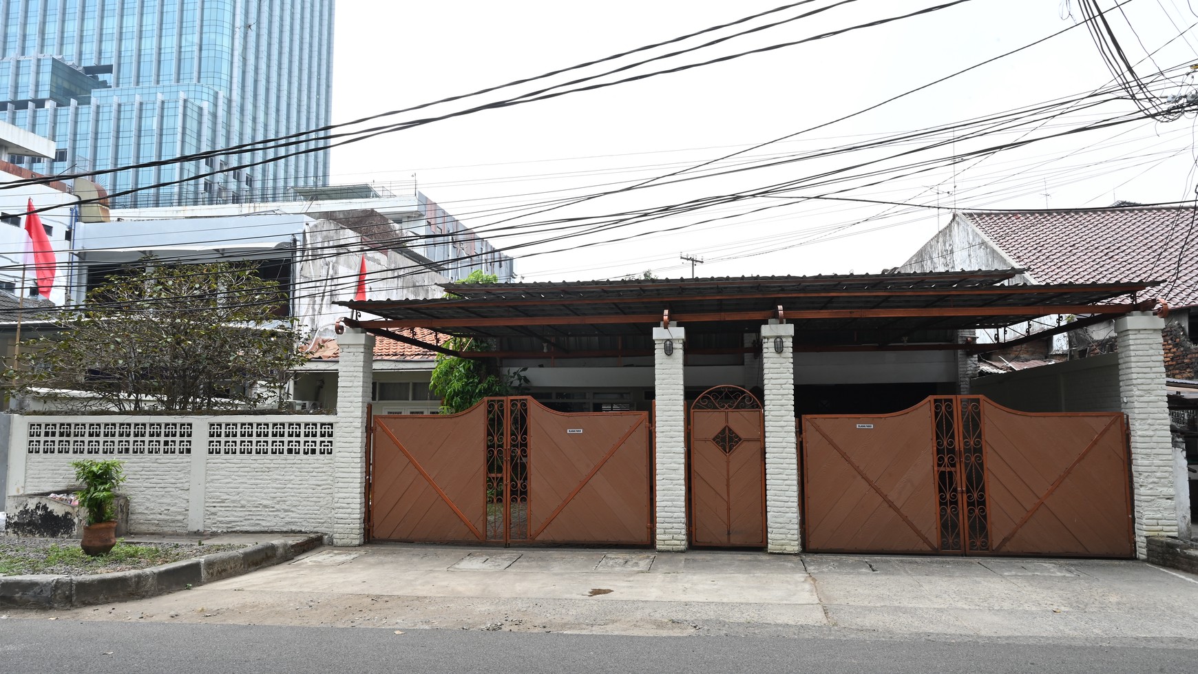 Dijual Rumah Bangunan Lama Terawat di Lokasi Prime Jl Wijaya VII Kebayoran Baru