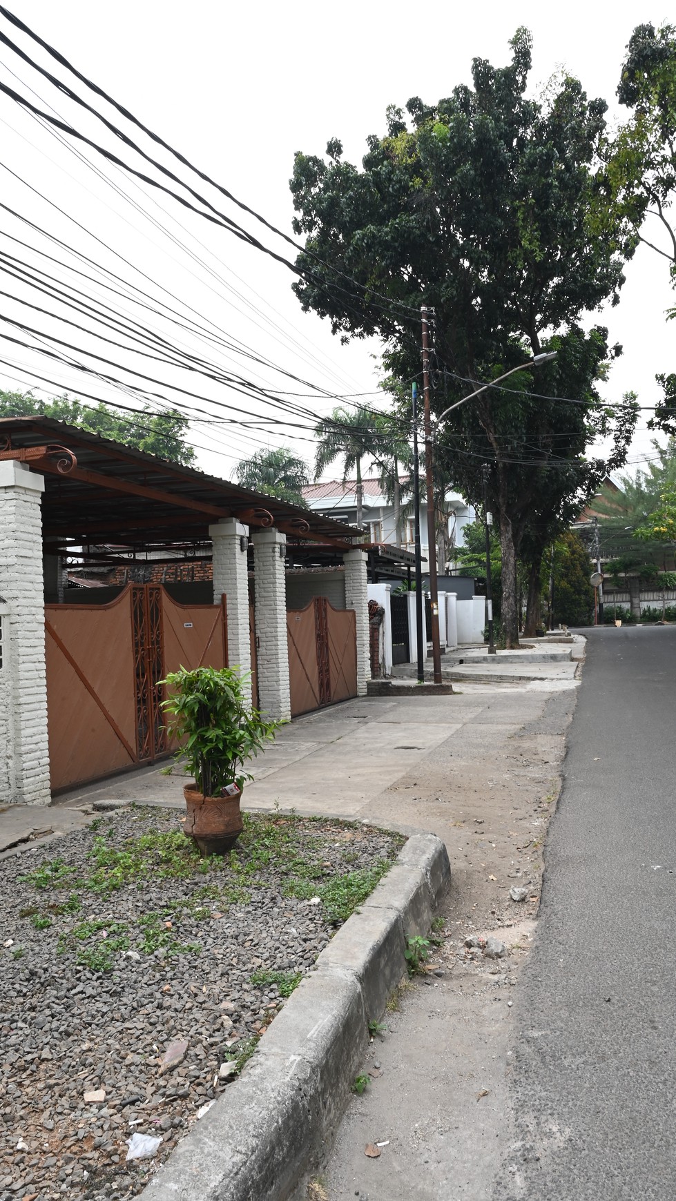 Dijual Rumah Bangunan Lama Terawat di Lokasi Prime Jl Wijaya VII Kebayoran Baru