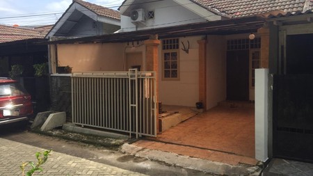 Rumah bagus,siap huni,lokasi strategis, posisi depan taman Pamulang Estate Tangsel. 