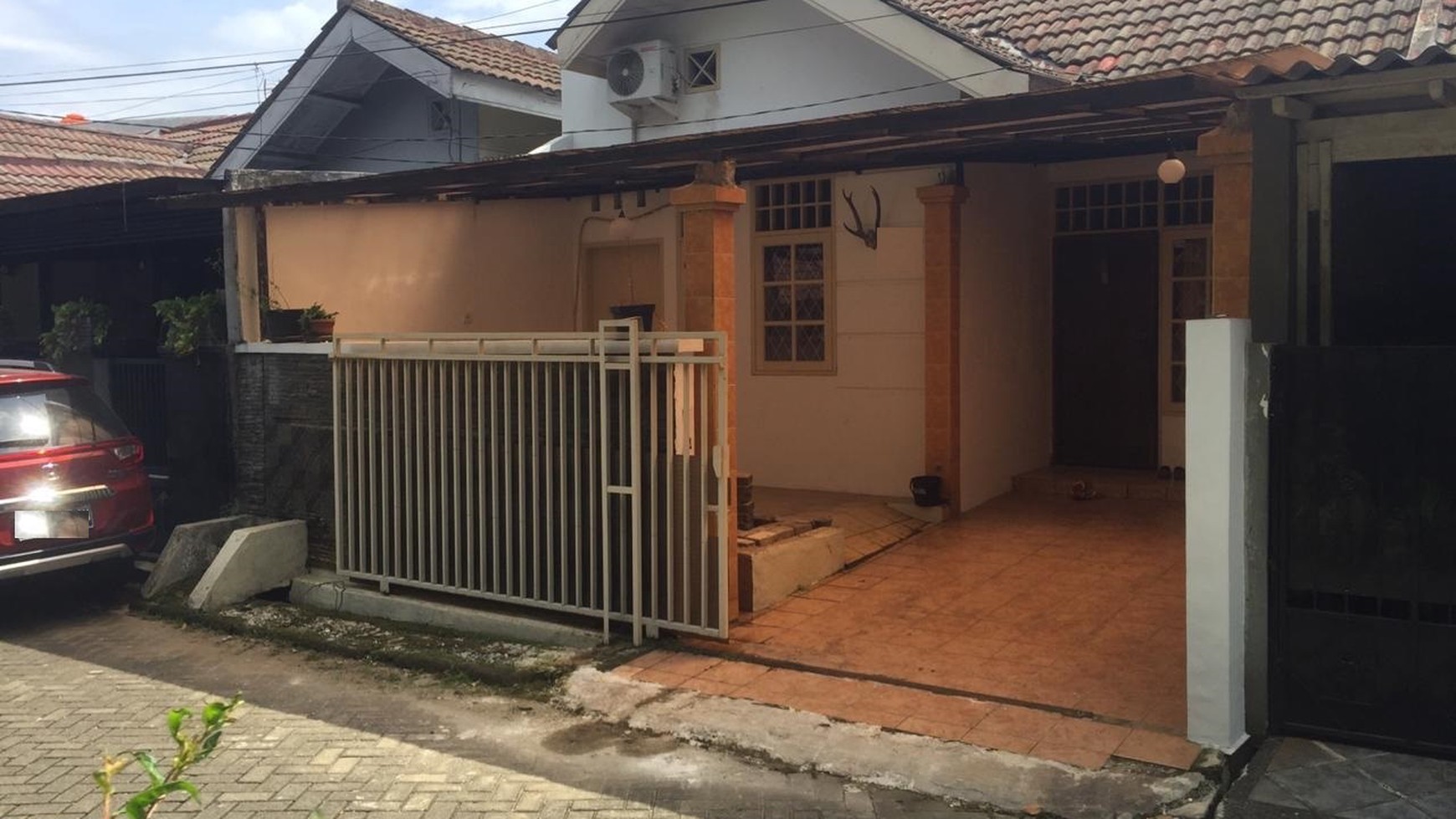 Rumah bagus,siap huni,lokasi strategis, posisi depan taman Pamulang Estate Tangsel. 