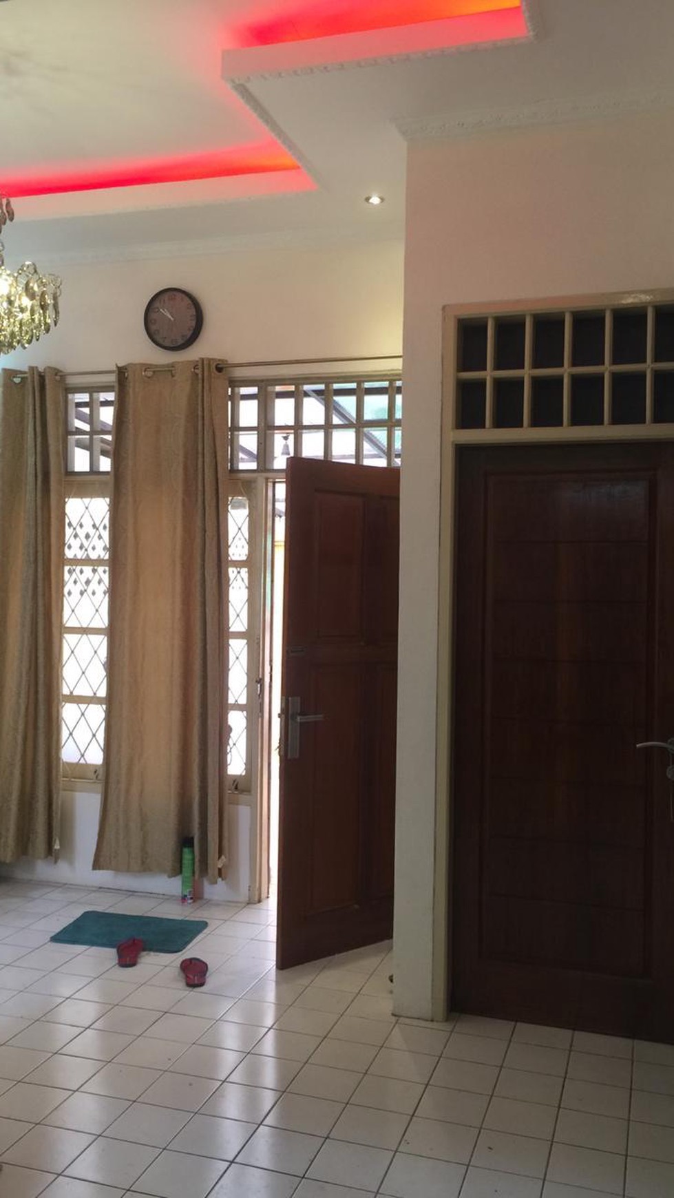 Rumah bagus,siap huni,lokasi strategis, posisi depan taman Pamulang Estate Tangsel. 