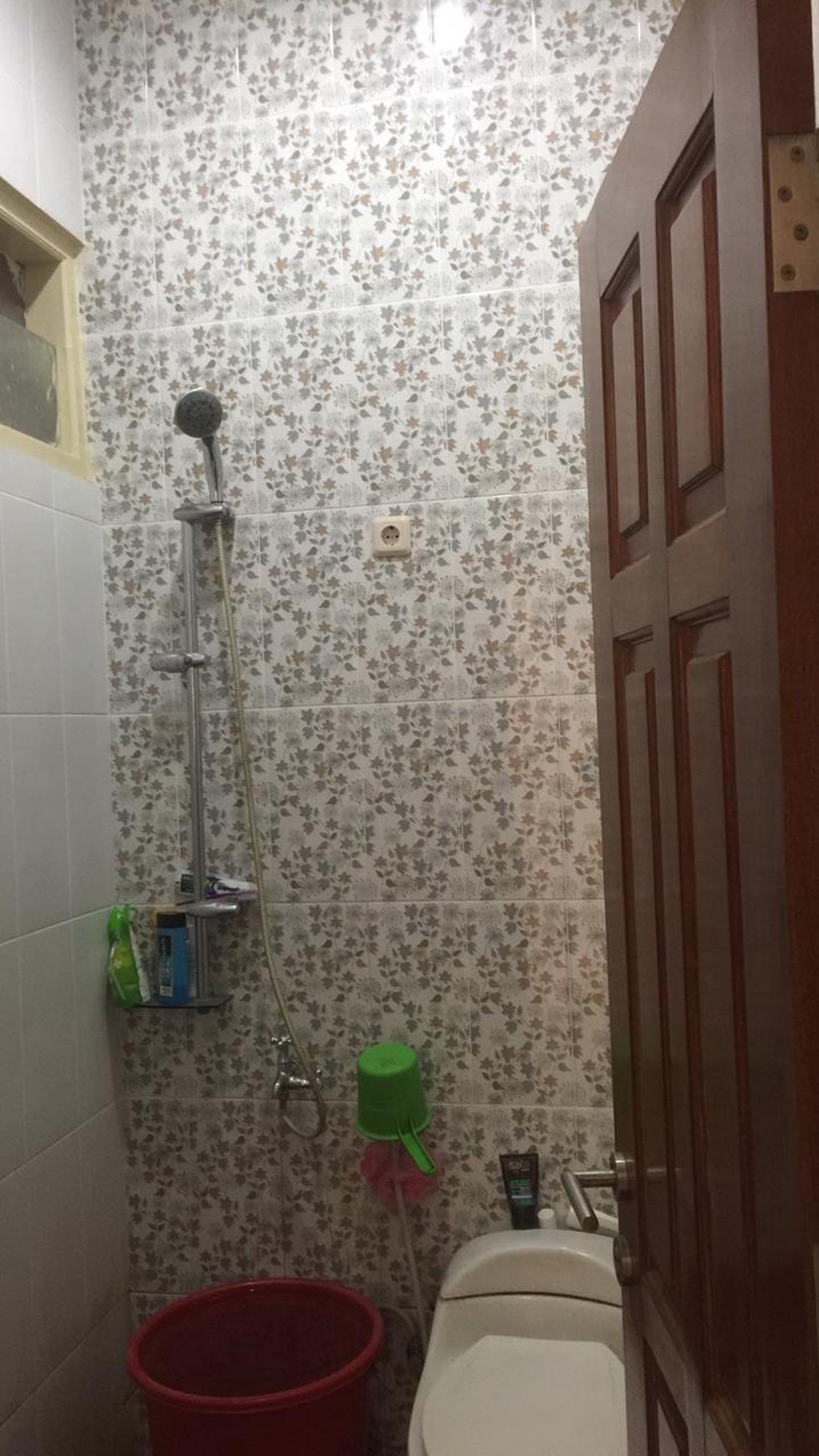 Rumah bagus,siap huni,lokasi strategis, posisi depan taman Pamulang Estate Tangsel. 