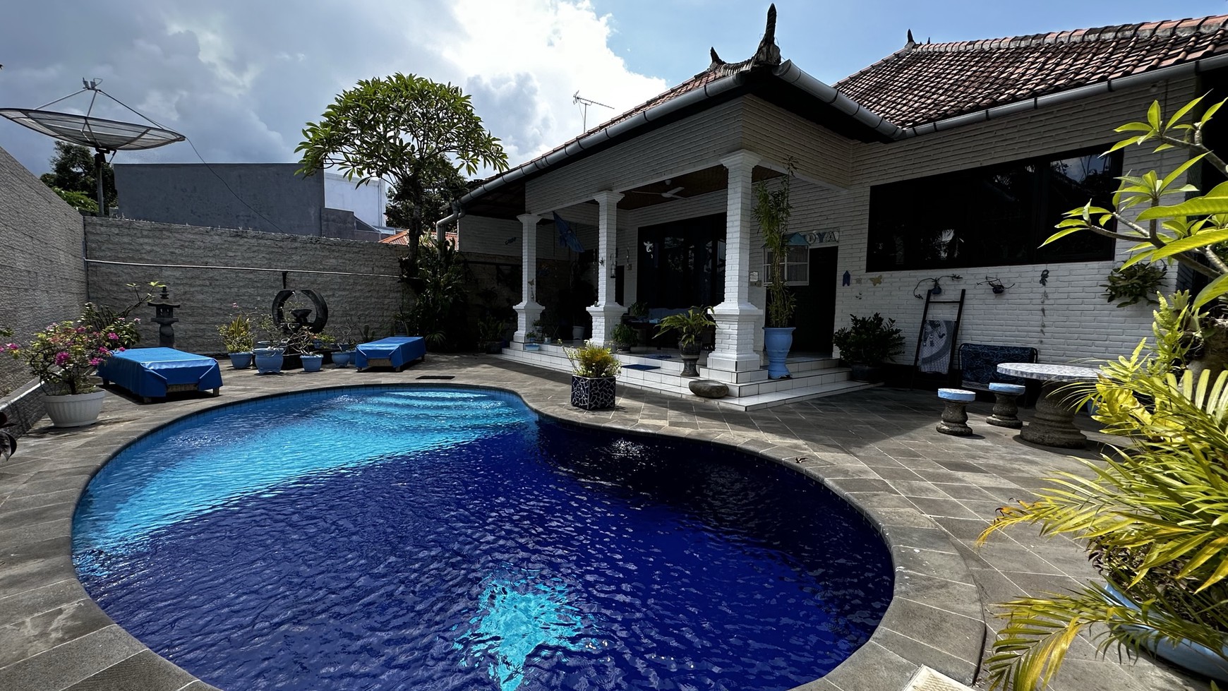 BEAUTIFUL BLUE VILLA FOR SALE