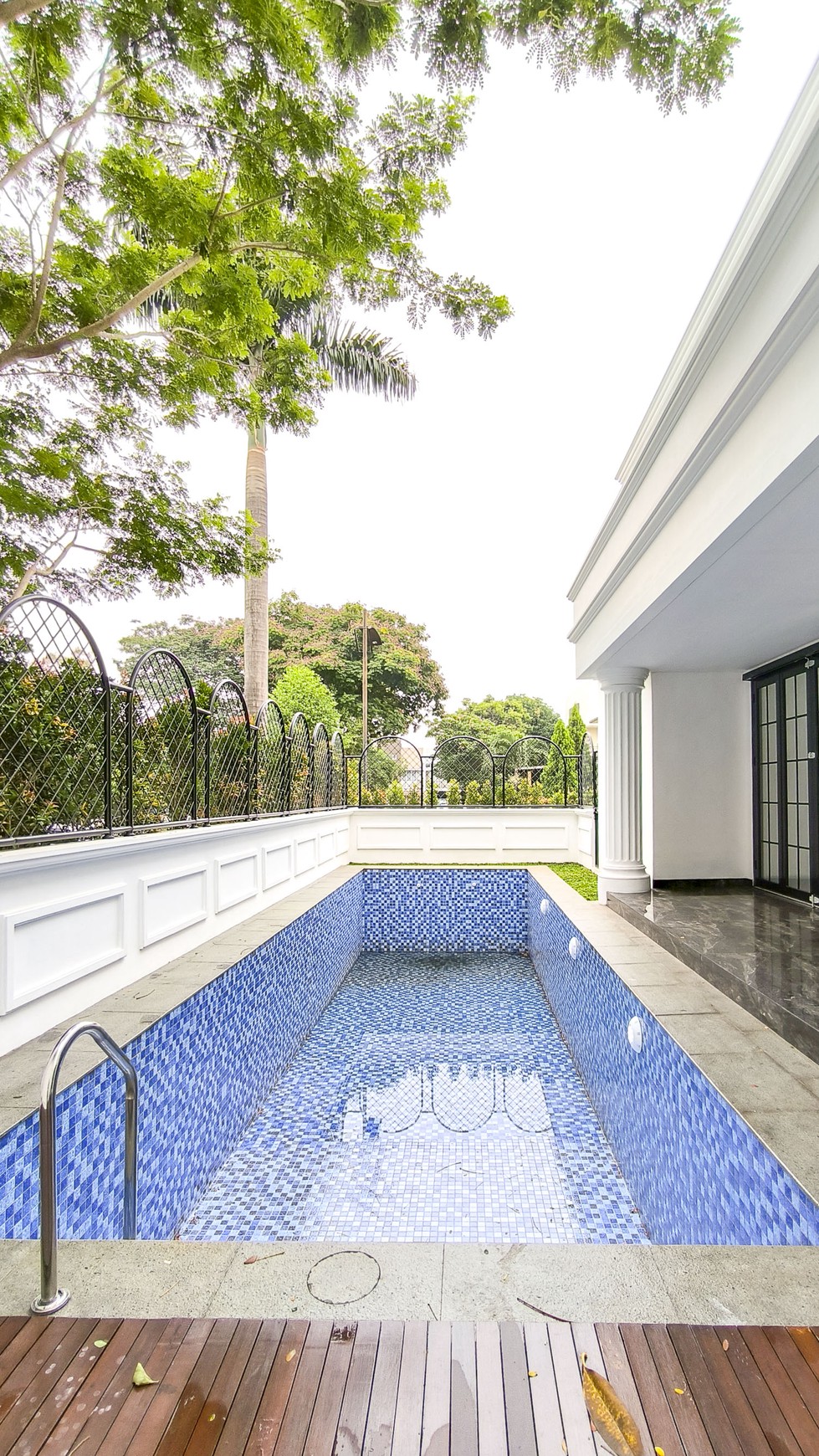 Rumah dengan Kolam Renang, Hoek di Kebayoran Residence Bintaro Jaya Sektor 7