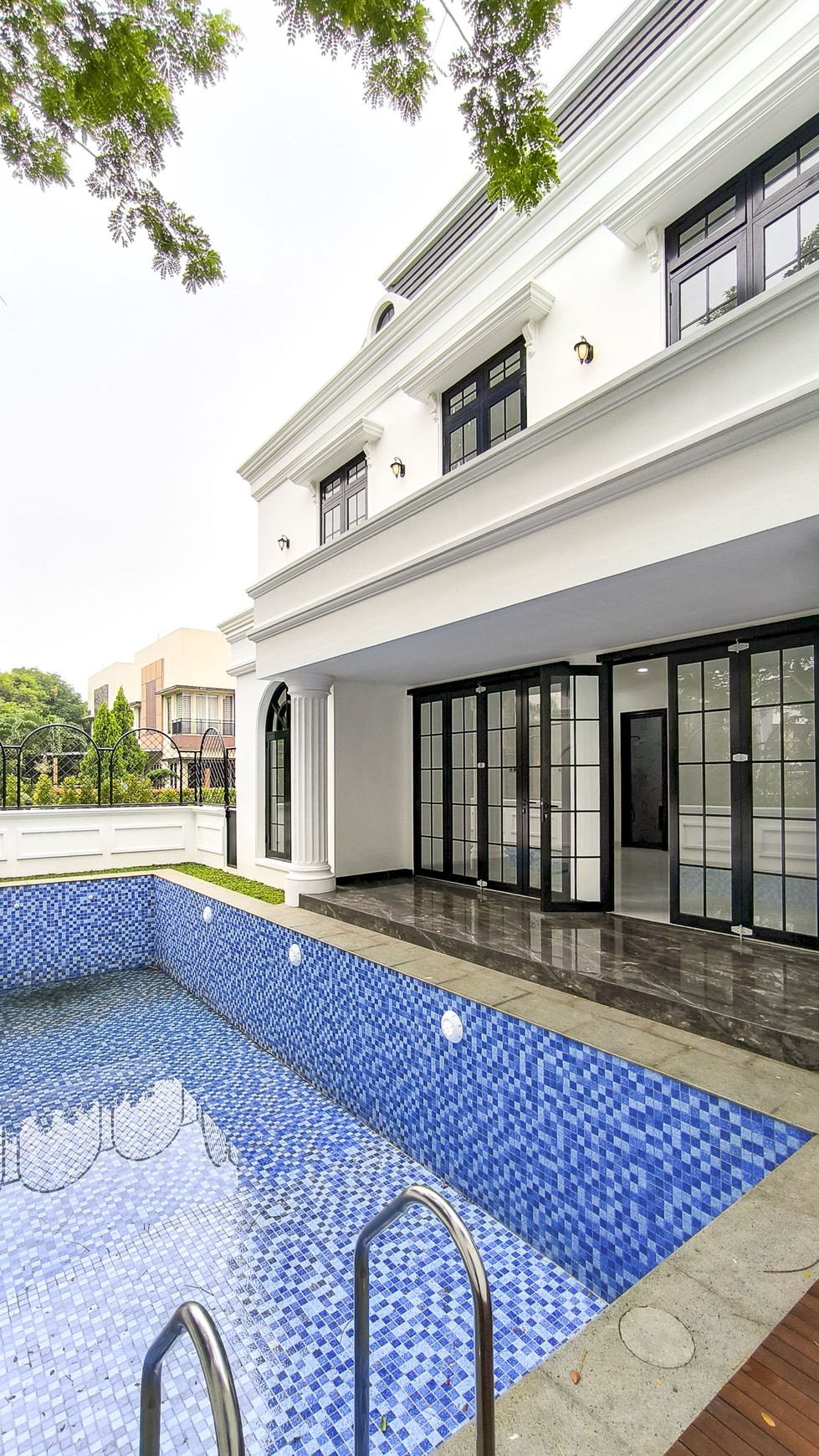 Rumah dengan Kolam Renang, Hoek di Kebayoran Residence Bintaro Jaya Sektor 7