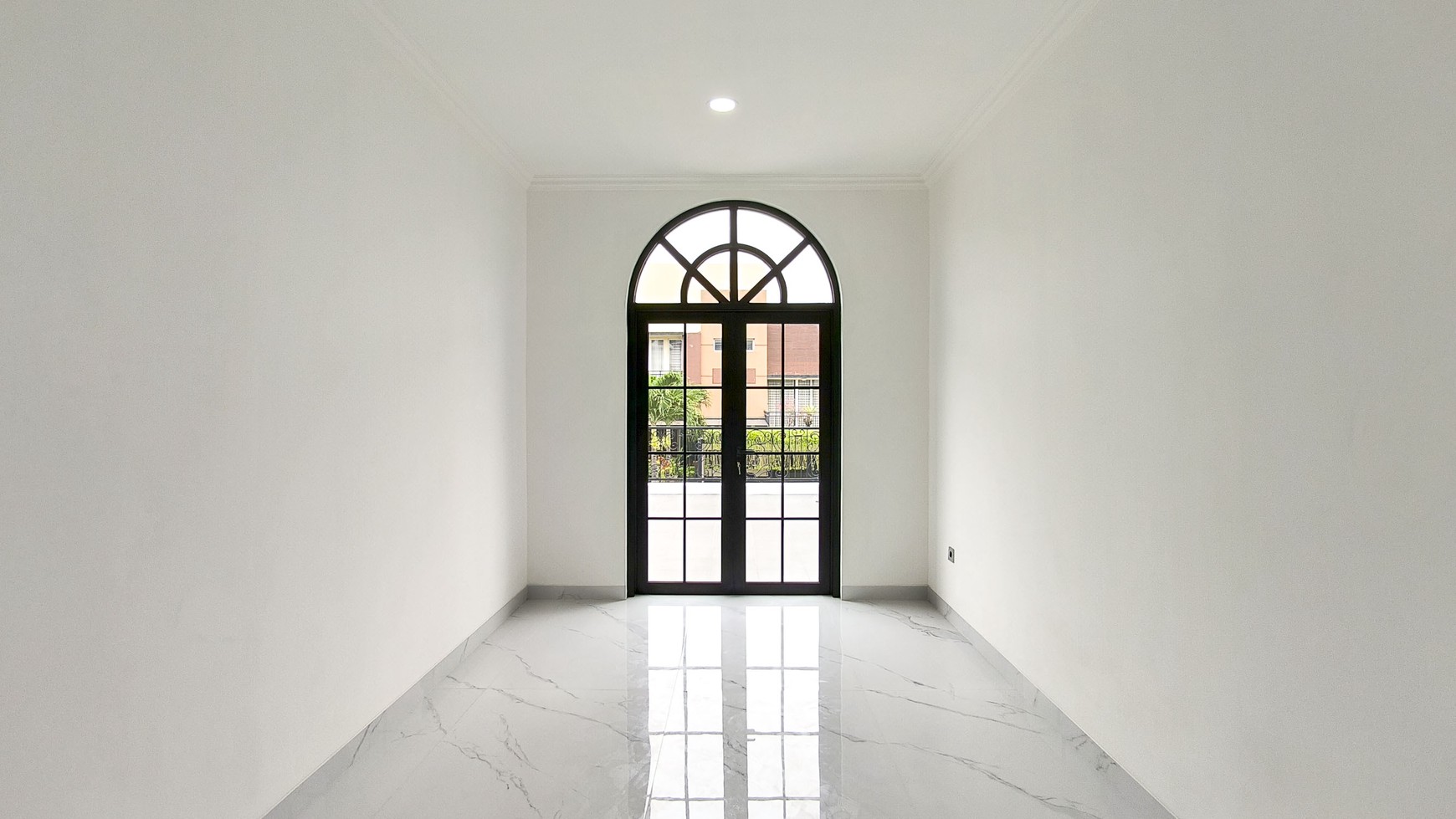 Rumah dengan Kolam Renang, Hoek di Kebayoran Residence Bintaro Jaya Sektor 7