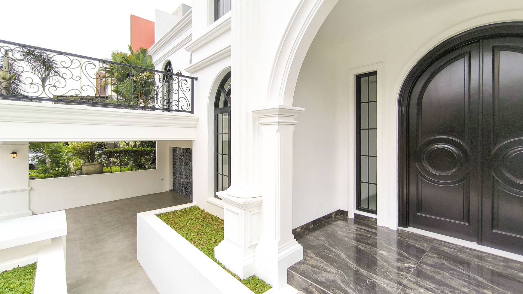 Rumah dengan Kolam Renang, Hoek di Kebayoran Residence Bintaro Jaya Sektor 7