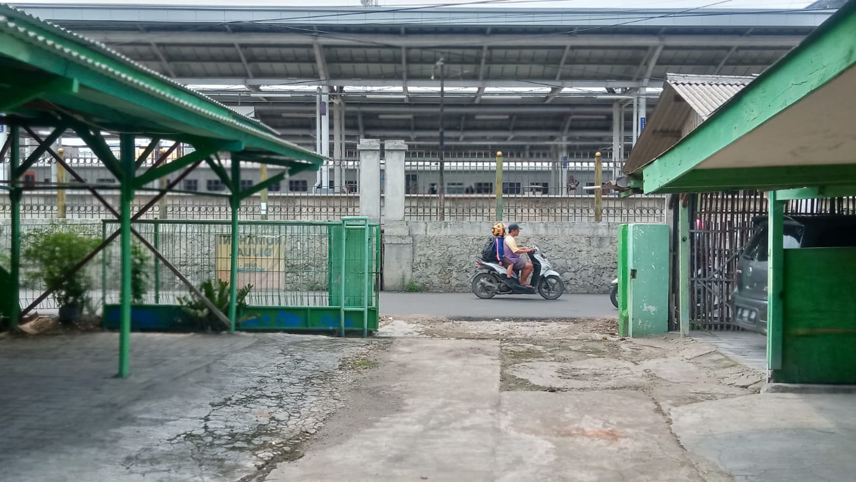 RUMAH  STRATEGIS BISA UNTUK USAHA, DEKAT STASIUN CIKARANG 