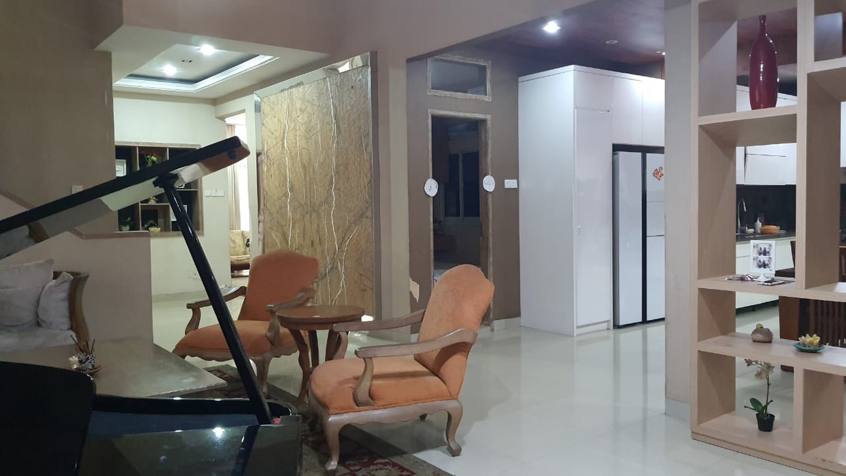 Turun Harga Rumah 2 lantai Semi Furnished Hadap Taman, Rapi Terawat - Futuristic Design