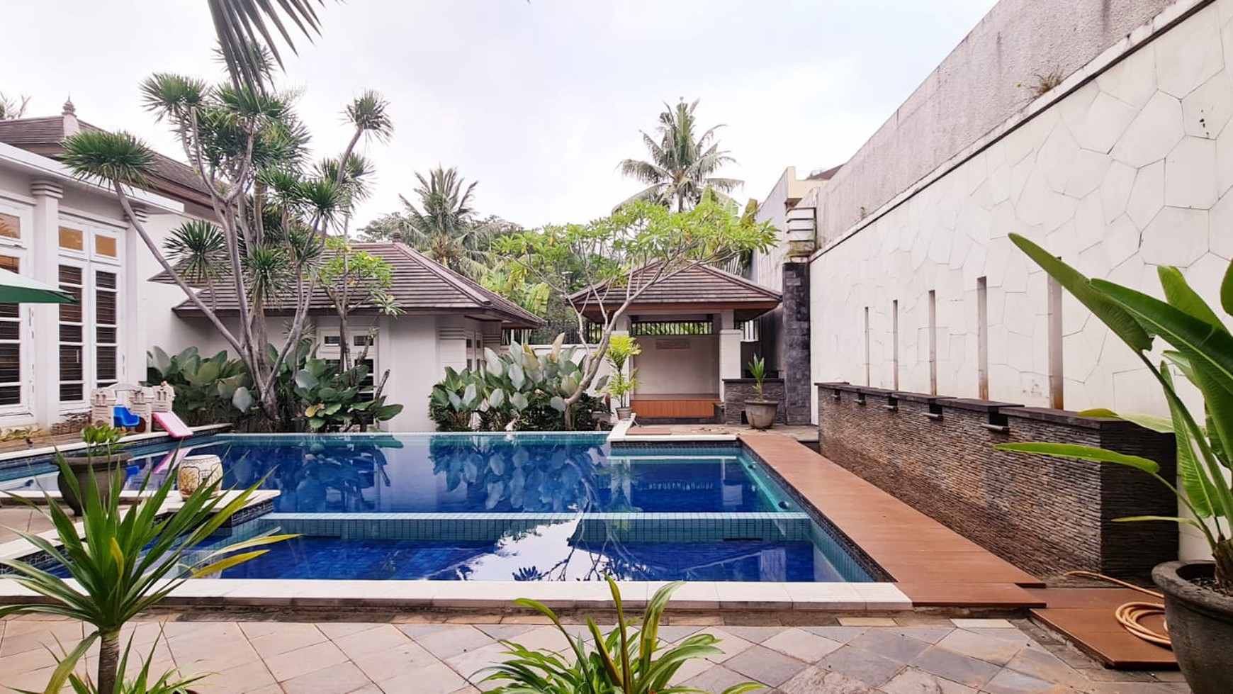 Rumah Mewah Dengan Kolam Renang Di Bintaro Sektor 8