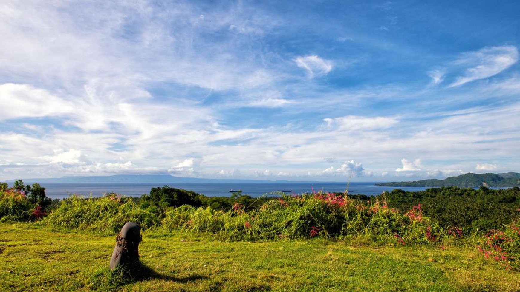 Unique land with amazing panoramic 180 degree sea-views