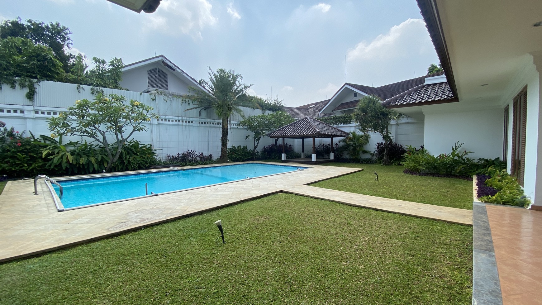 RUMAH MEWAH DI KAWASAN PEJATEN JAKARTA SELATAN