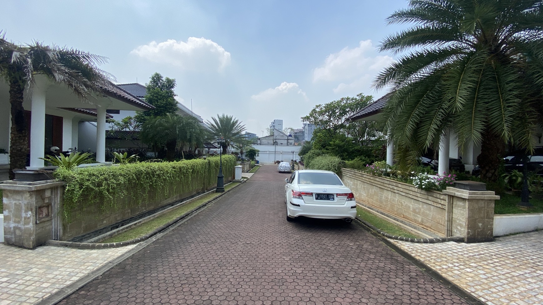 RUMAH MEWAH DI KAWASAN PEJATEN JAKARTA SELATAN