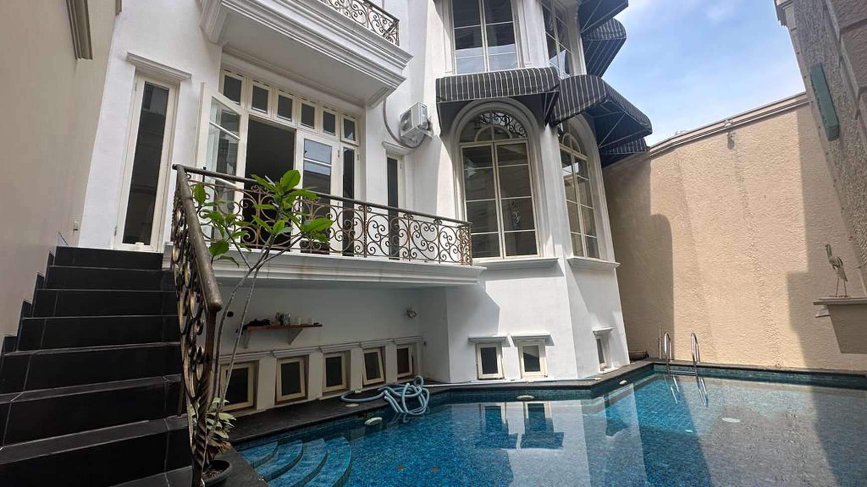 PREMIUM HOUSE FOR SALE IN SENOPATI AREA