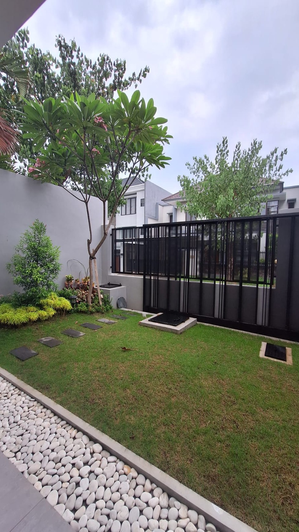 Rumah Mewah Modern Minimalis Dian Istana Surabaya Barat 