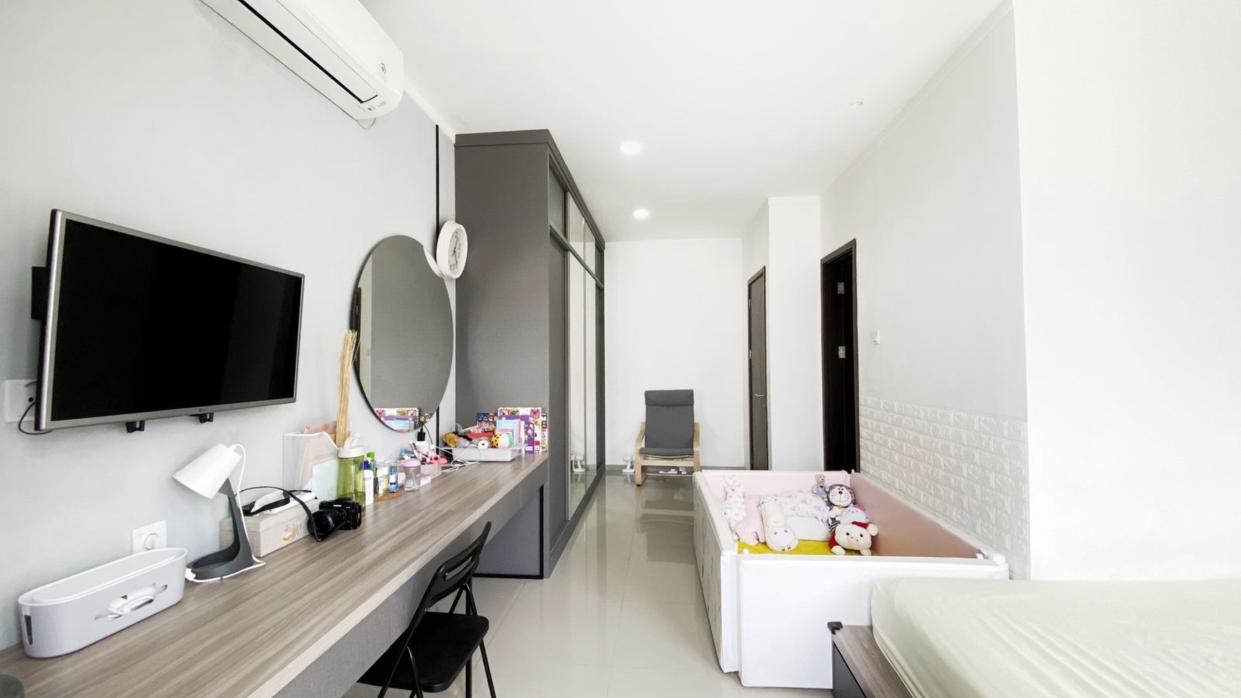 Rumah Cantik Siap Huni dengan Desain Minimalis Modern dan Hunian Nyaman @Graha Raya